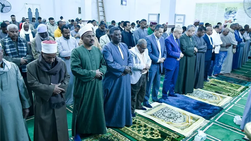 محافظ الأقصر يؤدي صلاتي العشاء والقيام بنجع الحمزية وسط حضور جماهيري