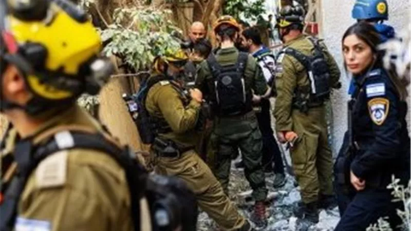 مقتل شخصين إثر شظايا صاروخية في تل أبيب