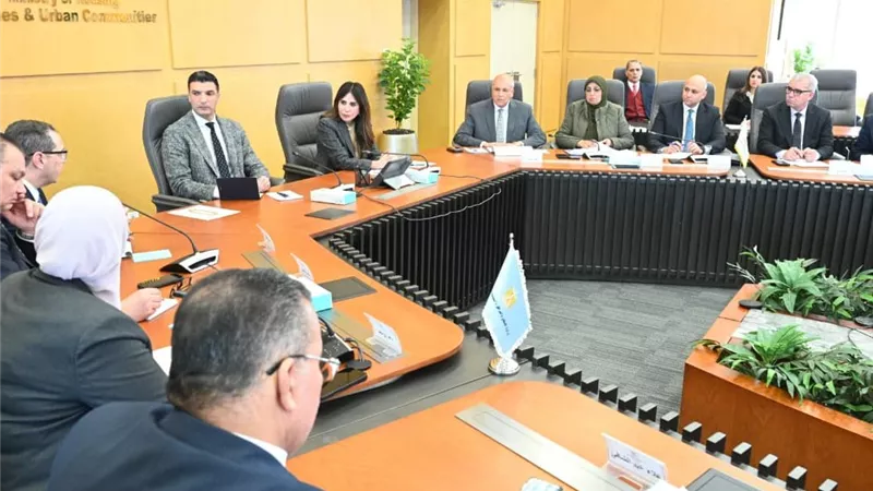 الإسكان والصناعة تتفقان على تطوير المناطق الصناعية ودعم المستثمرين