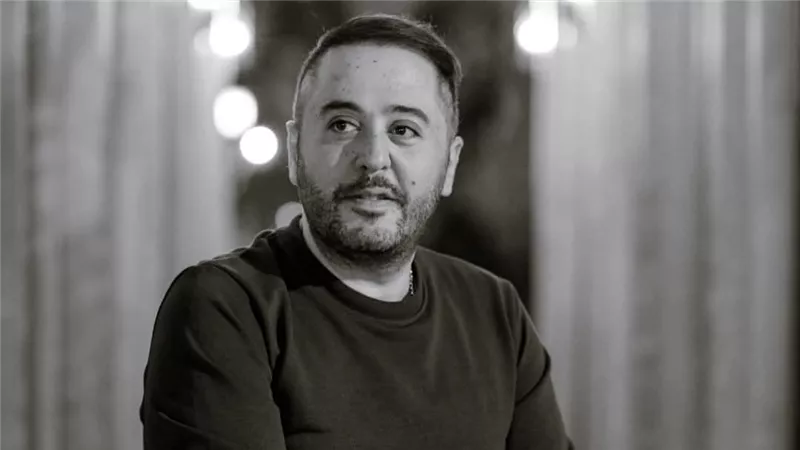 «جلطة في القلب».. تعرض والدة عمرو عبد العزبز لأزمة صحية 