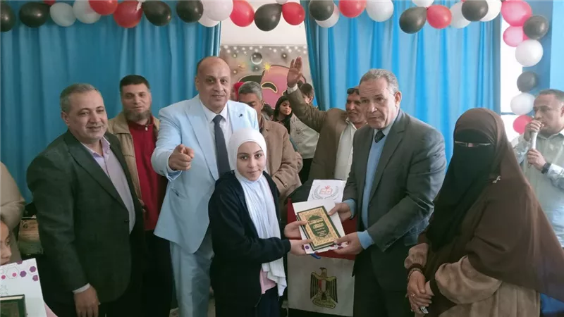 مدير تعليم أسيوط يكرم الفائزات بمسابقة حفظ القرآن الكريم بمدرسة على مبارك