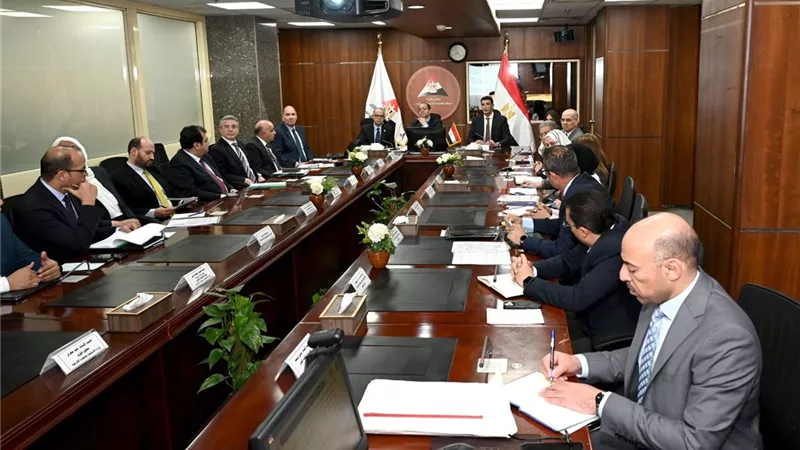 الحكومة تبحث تطوير صناعة السيارات بزيادة المكون المحلي وتعزيز التصدير 