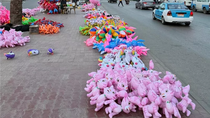 شوارع محافظة دمياط تتزين بالبالونات لاستقبال عيد الفطر المبارك 