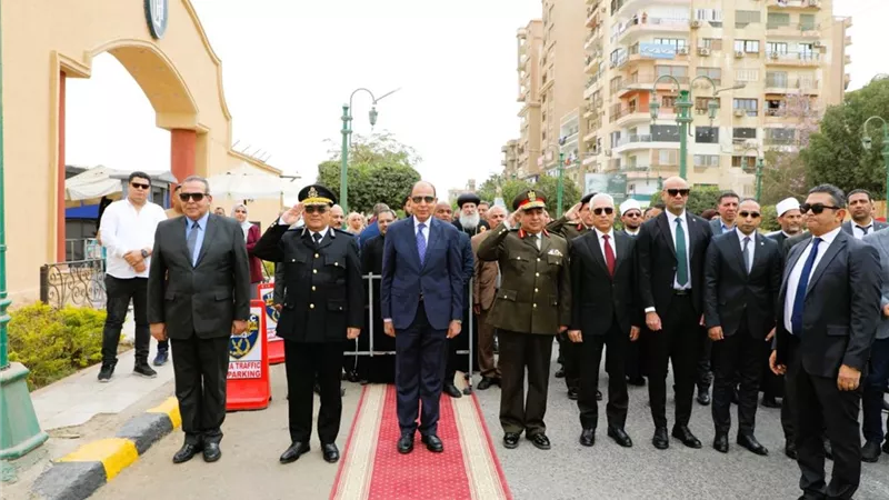 العيد القومي.. محافظ المنيا يضع إكليلًا من الزهور على النصب التذكارى