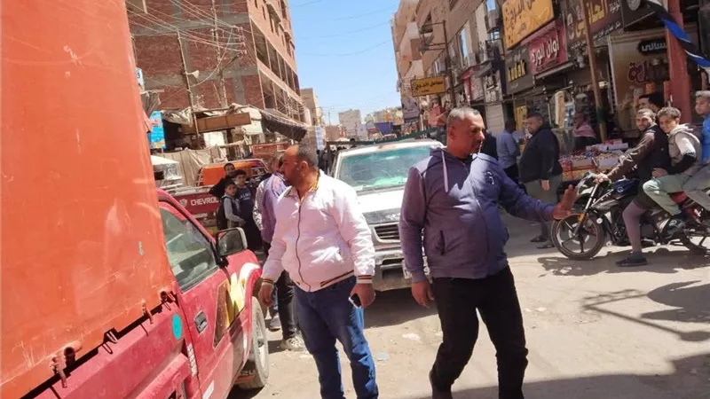 حملات مكثفة لإزالة إشغالات الطريق ببني مزار وإعادة الانضباط للشوارع
