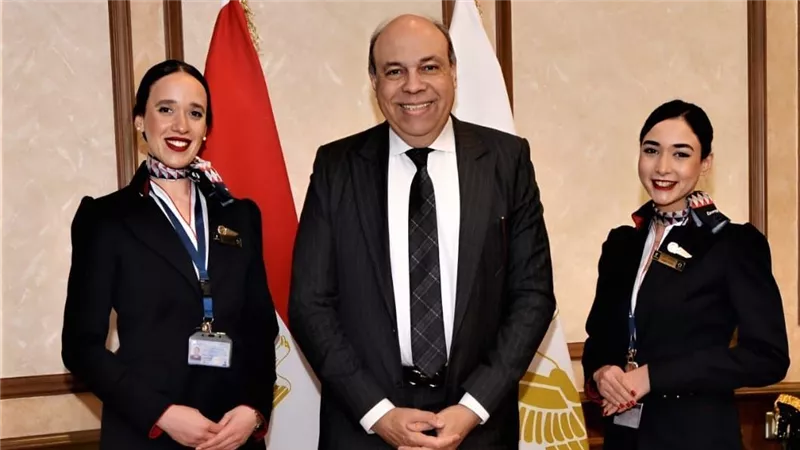 وزير الطيران المدني يكرم مضيفتين لهذا السبب 