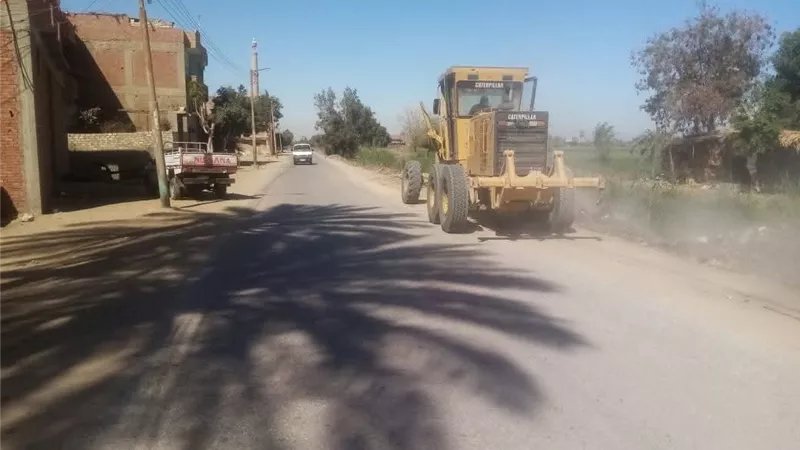 تطوير ورفع كفاءة الطرق بقرى القيس في بني مزار لتحسين حركة المواطنين