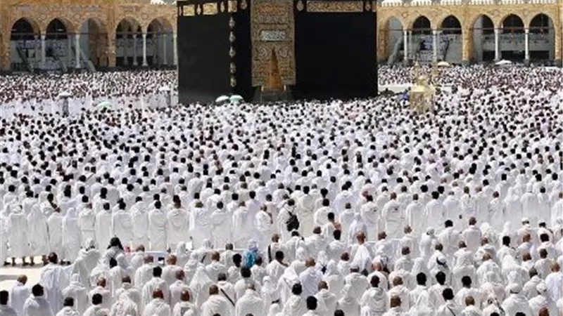 بث مباشر.. نقل صلاة العشاء والتراويح من الحرمين الشريفين
