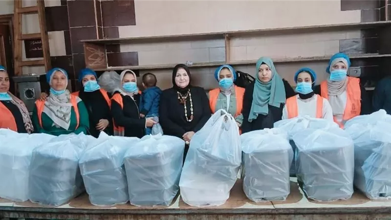 «من إيد بناتها» للبيوت الأولى بالرعاية.. 370 وجبة ترسم البسمة في البحيرة