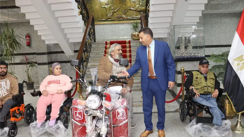 محافظ القليوبية يسلم كراسي متحركة ودراجة بخارية لعدد من ذوي الهمم