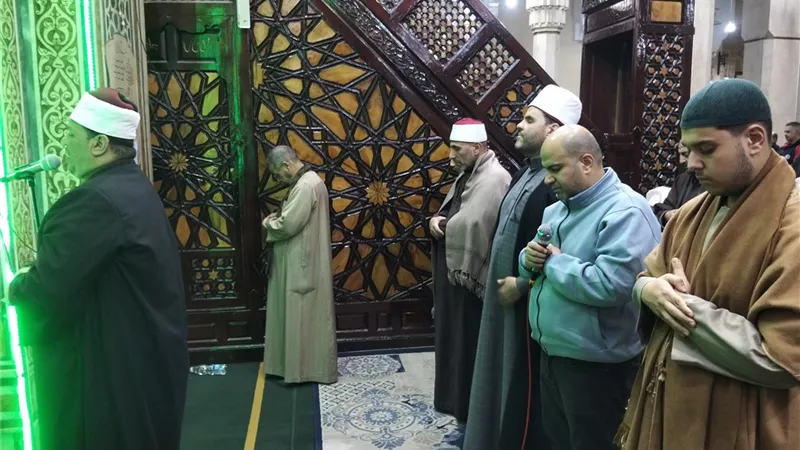 في أجواء إيمانية.. الآلاف يؤدون صلاة القيام بمسجد سيدي إبراهيم الدسوقي