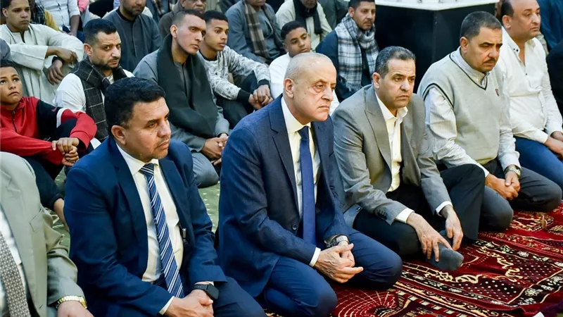 زيارته الرابعة للأقالتة.. محافظ الأقصر يؤدي صلاة العشاء بالمسجد العمري