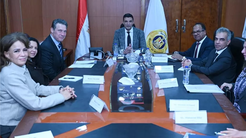وزير الصناعة يبحث مع البنك الأوروبي تعزيز تمويلات الاقتصاد الأخضر 