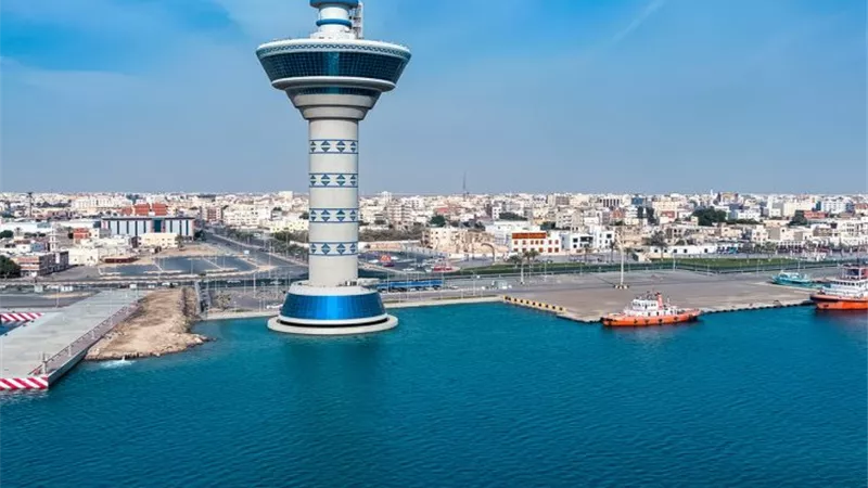 هجوم جوي على ميناء ينبع السعودي واستهداف منشآت حيوية على البحر الأحمر