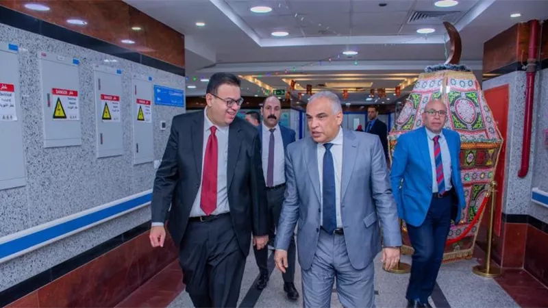 جولة مفاجئة لرئيس جامعة طنطا داخل المستشفيات الجامعية قبل العيد