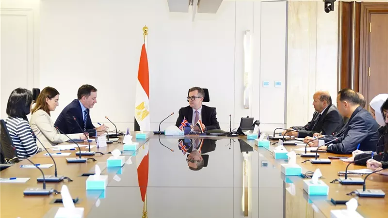 وزير التخطيط يبحث مع السفير البريطاني تعزيز التعاون ودعم المشروعات 