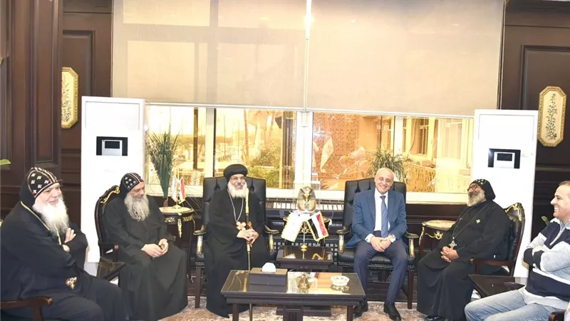 وفدًا من رهبان دير الشايب بالأقصر يقدم التهنئة للمحافظ بعيد الفطر المبارك