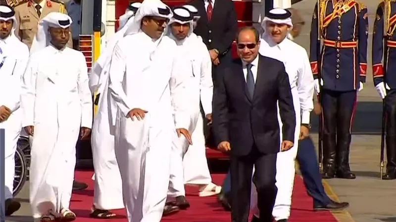 الرئيس السيسي يصل الدوحة في زيارة عمل.. وأمير قطر في مقدمة مستقبليه