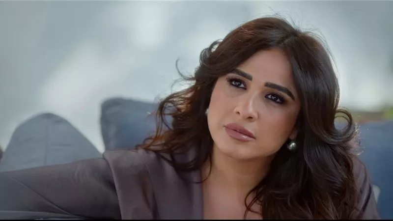 هل خضعت ياسمين عبد العزيز لعمليات التجميل.. الفنانة تجيب؟