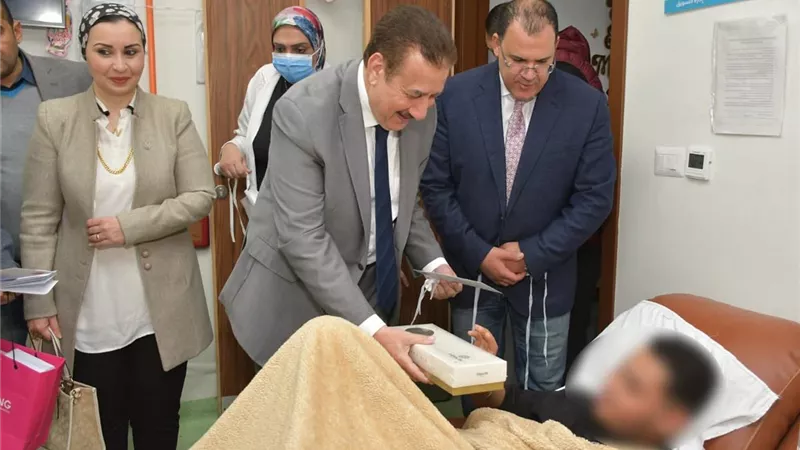 كحك وعيديات .. محافظ بورسعيد يزور مرضي مستشفي النصر قبل عيد الفطر 