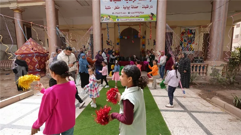 محافظ أسيوط يزور دور رعاية الايتام ويشارك الأطفال فرحتهم بالعيد