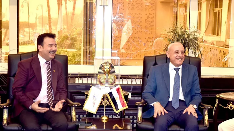 راعي كنيسة نهضة القداسة يهنأ محافظ الأقصر بعيد الفطر المبارك 