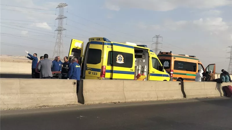 إصابة 8 أشخاص في انقلاب سيارة ميكروباص بطريق بني سويف 