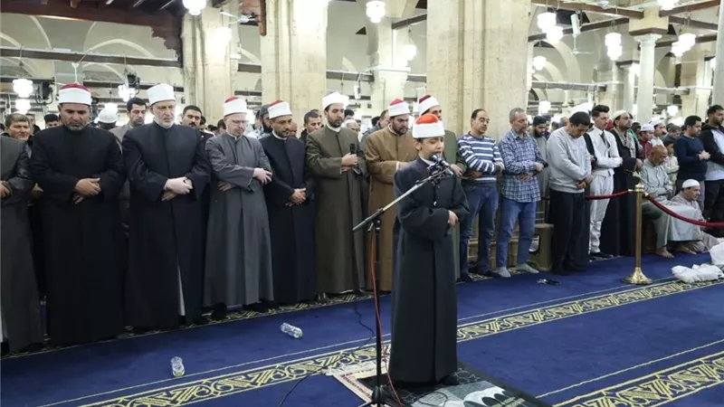 بعد صلاة الطفل عمر علي.. الأزهر: إمامة الصبي المُمَيّز جائزة شرعا