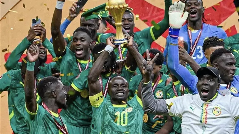 بعد قرار سحب اللقب.. السنغال تضع كأس أفريقيا تحت حراسة الجيش|صور
