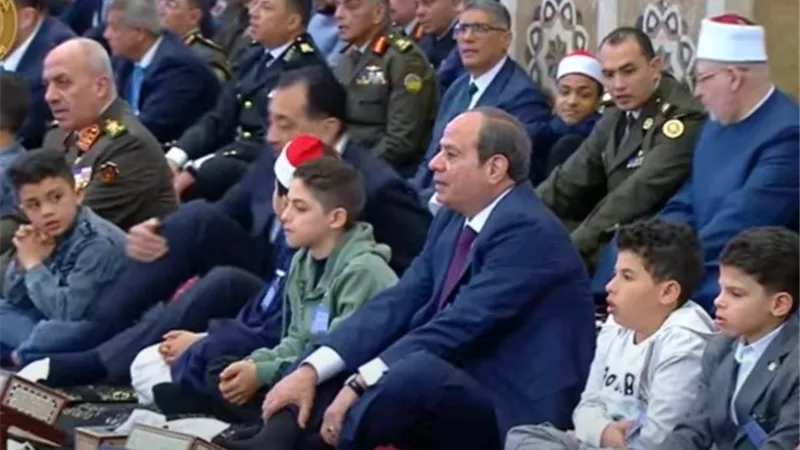الرئيس السيسي يؤدي صلاة عيد الفطر بمسجد الفتاح العليم في العاصمة الإدارية