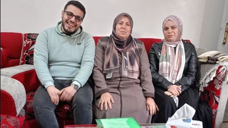 أم مصرية مثابرة.. المحافظ  يُهنئ ابنة الشرقية لفوزها بلقب الأم المثالية