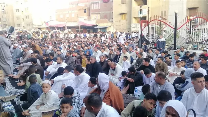 توافد المواطنين لأداء صلاة عيد الفطر في البحيرة|صور