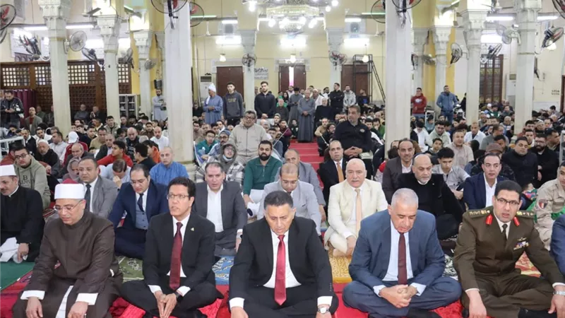 محافظ القليوبية يتبادل تهاني عيد الفطر مع المصلين في بنها|صور