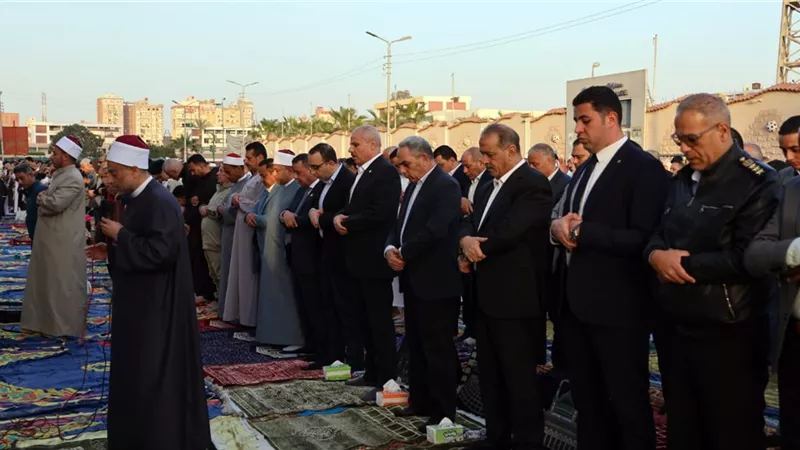 محافظ الإسماعيلية يؤدي صلاة عيد الفطر المبارك في ساحة الاستاد|صور