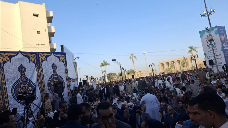 الآلاف يؤدون صلاة عيد الفطر في ساحة أبو الحجاج بالأقصر