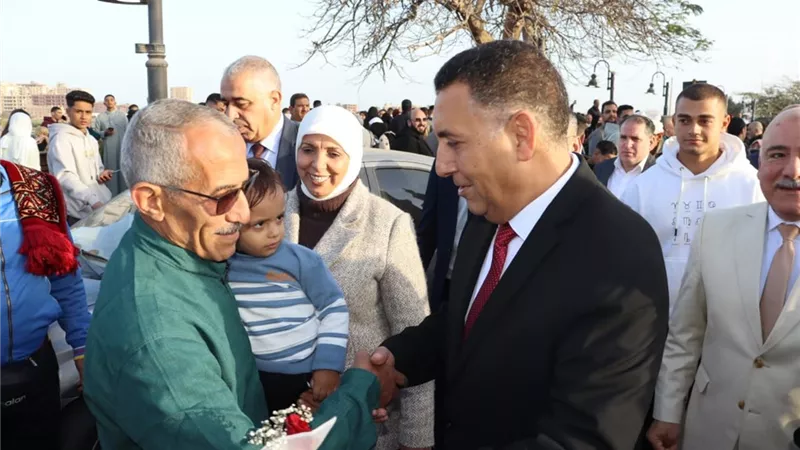 محافظ القليوبية يوزع الورود والهدايا على المواطنين بكورنيش بنها 
