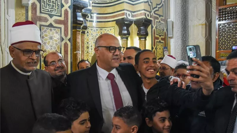 محافظ الإسكندرية يؤدي صلاة عيد الفطر بمسجد المرسي أبو العباس