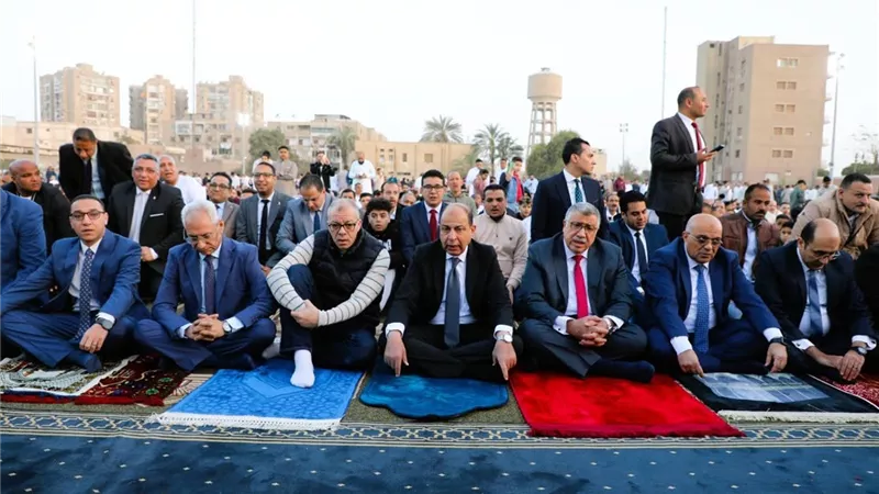محافظ المنيا يشارك المواطنين فرحة عيد الفطر