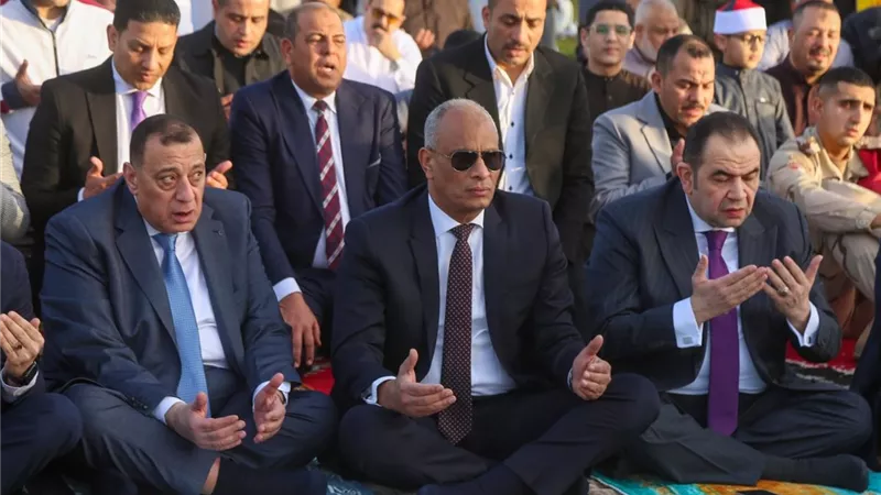 محافظ كفر الشيخ يؤدي صلاة عيد الفطر ويوزع الهدايا|صور
