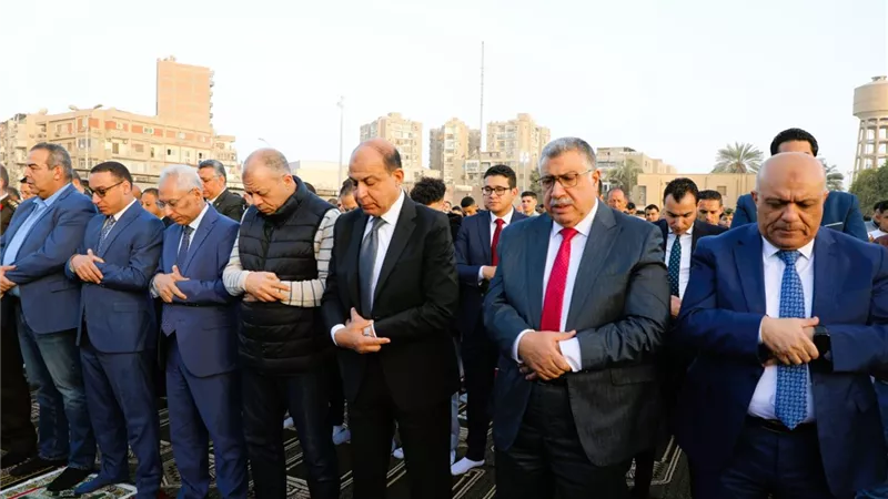 رئيس جامعة المنيا وسط المواطنين في صلاة العيد.. مشهد يعكس روح المحبة