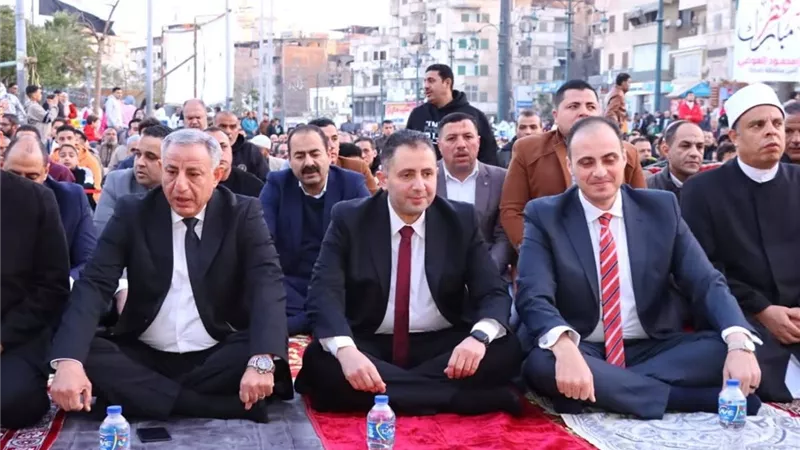 محافظ دمياط يؤدي صلاة عيد الفطر المبارك بساحة ميدان الساعة 