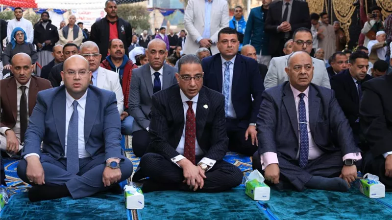 محافظ الجيزة يؤدي صلاة عيد الفطر بساحة مسجد مصطفى محمود 