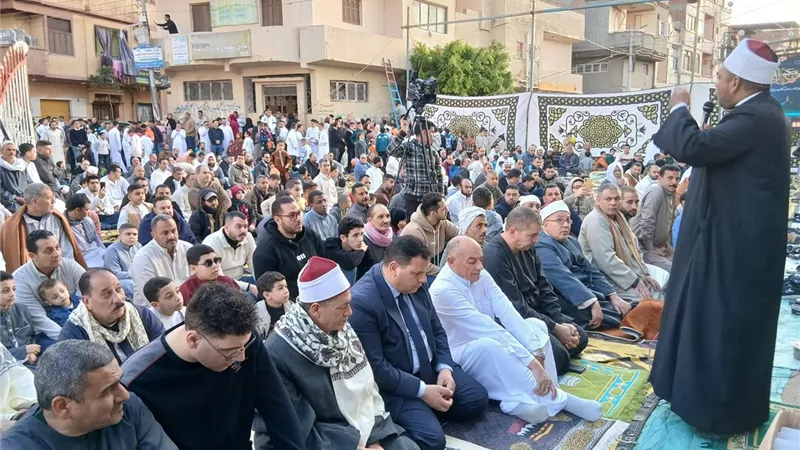 رئيس مدينة الرحمانية يشارك الأهالي صلاة عيد الفطر بساحة 
