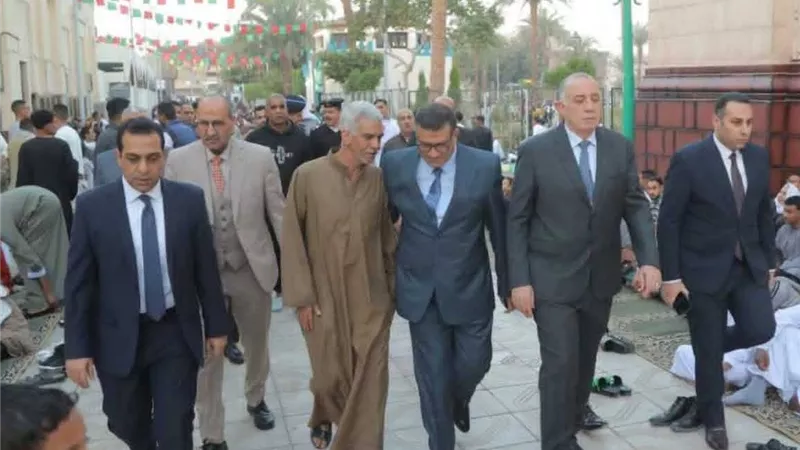 محافظ قنا يؤدي صلاة عيد الفطر بمسجد سيدي عبدالرحيم القنائي
