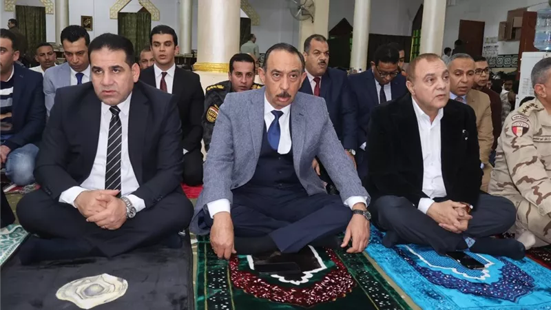 محافظ سوهاج ومدير الامن يؤديان صلاة عيد الفطر بمسجد 