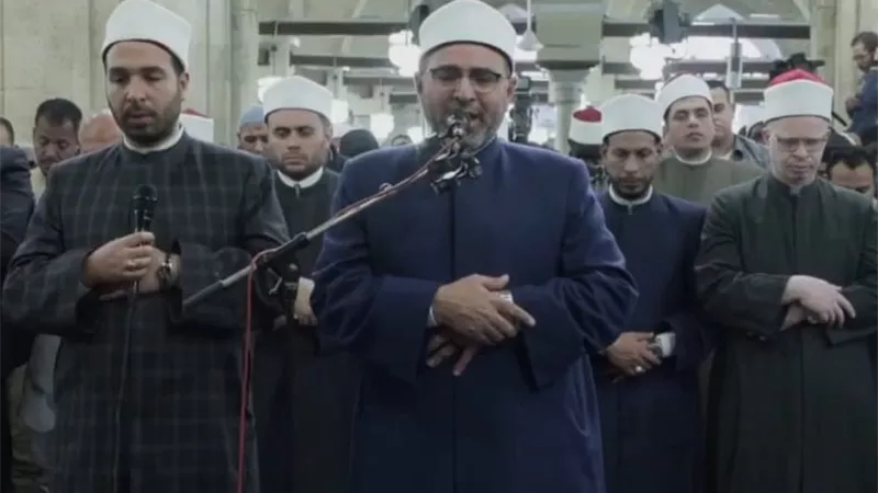 خلال صلاة العيد.. خطيب الجامع الأزهر يوضح حكم صلاة العيد والجمعة معًا