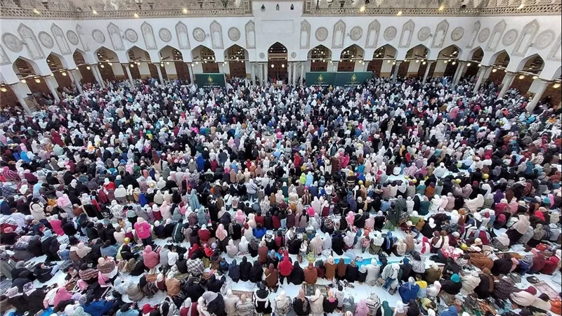 الأزهر الشريف يكتسي ببهجة العيد.. أجواء روحانية تجمع آلاف المصلين