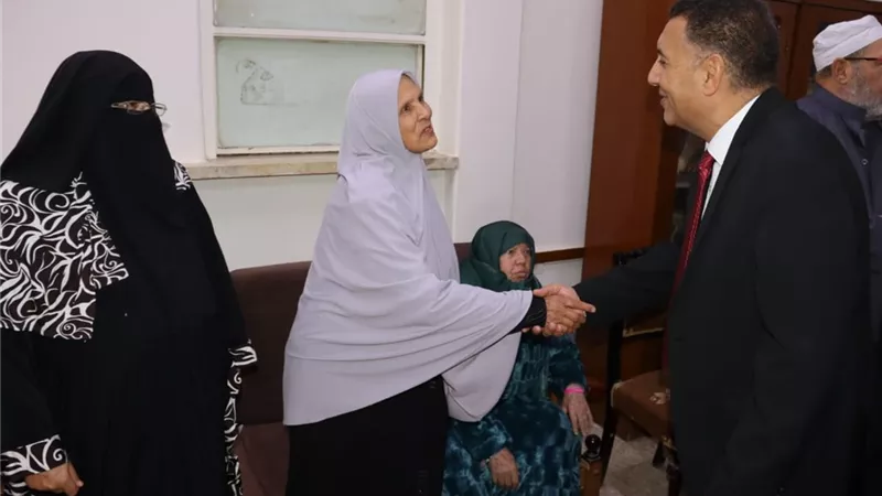 محافظ القليوبية يشارك نزلاء دار مسنين بنها فرحة عيد الفطر