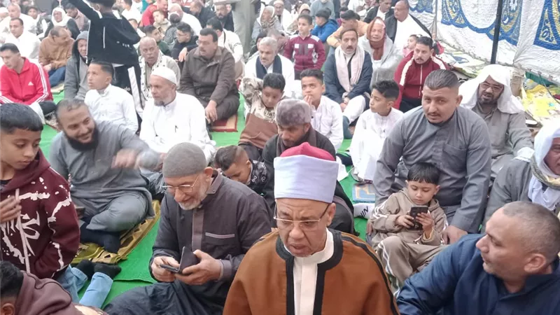 الآلاف يؤدون صلاة العيد بساحة مسجد سيدى ابو العباس المرسي