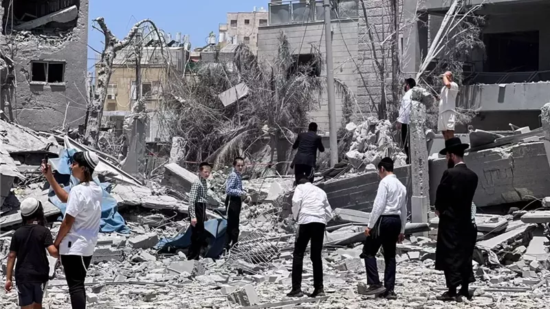 بعد إصابتها مناطق الوسط.. صواريخ إيران تصيب 12 إسرائيلي بجروح 